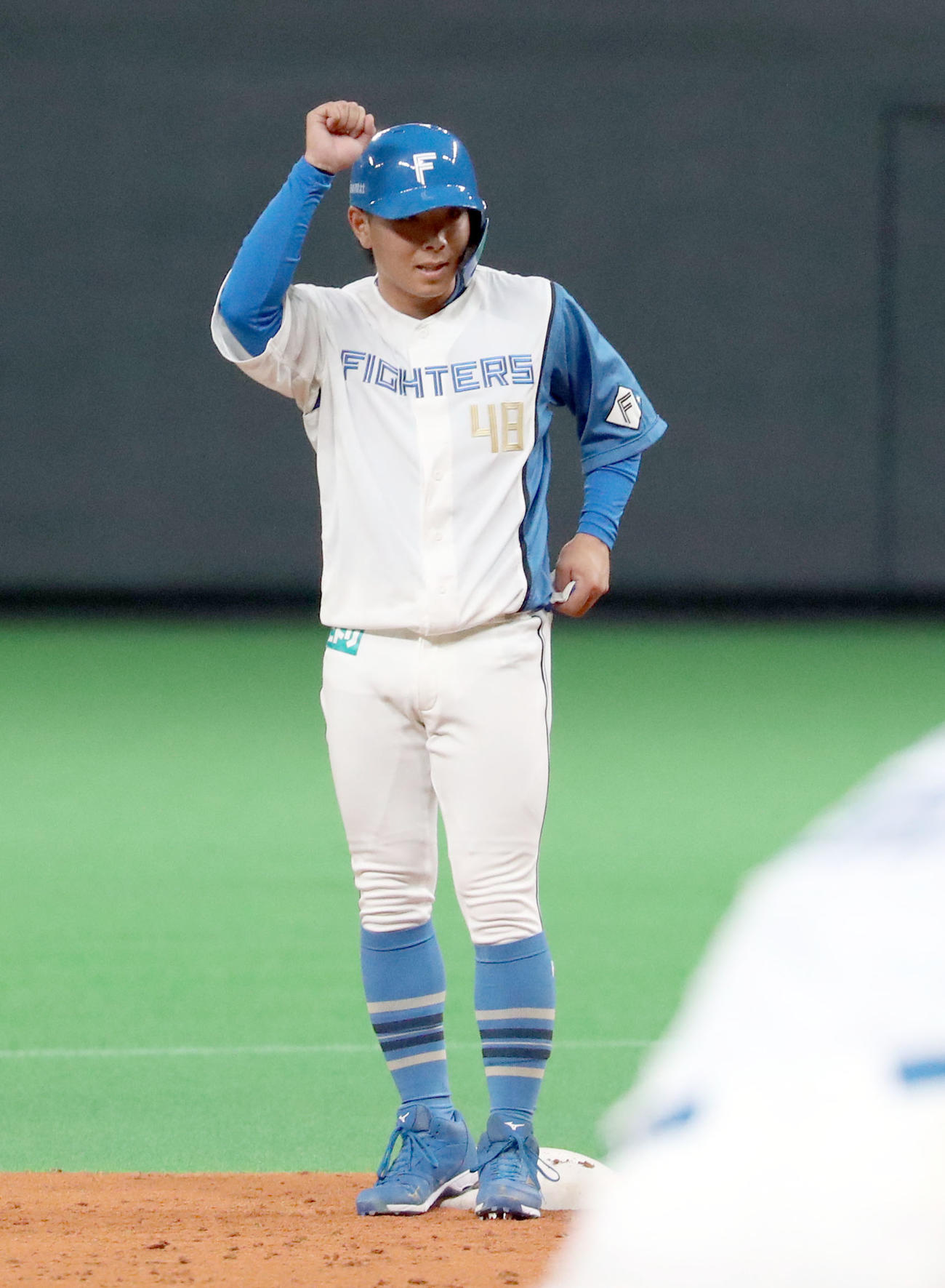 日本ハム対楽天　3回裏日本ハム1死一塁、プロ初安打となる二塁打を放った上野はガッツポーズ（撮影・佐藤翔太）