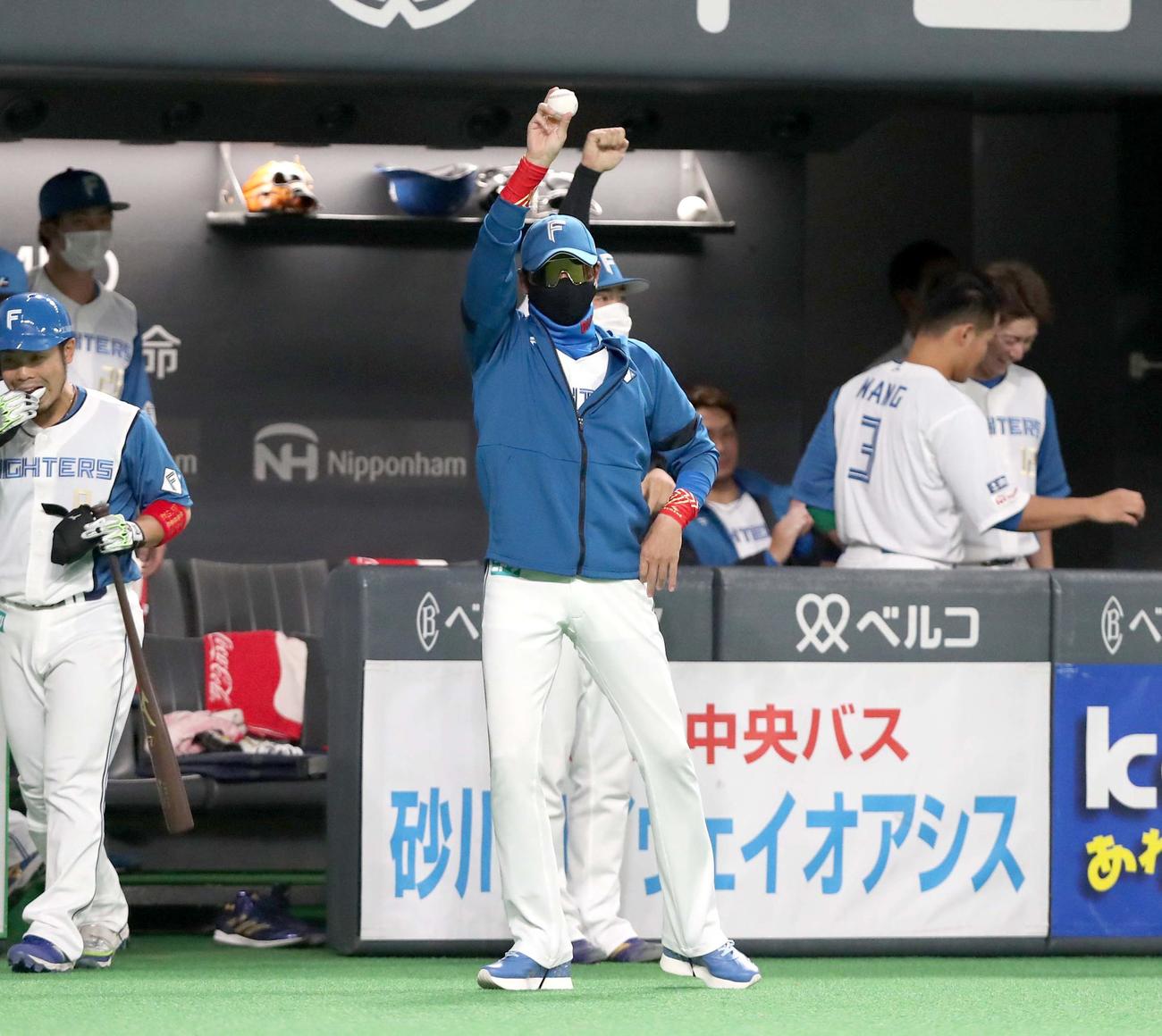 日本ハム対楽天　3回裏日本ハム1死一塁、プロ初安打となる二塁打を放った上野の記念球を掲げる新庄監督（撮影・黒川智章）