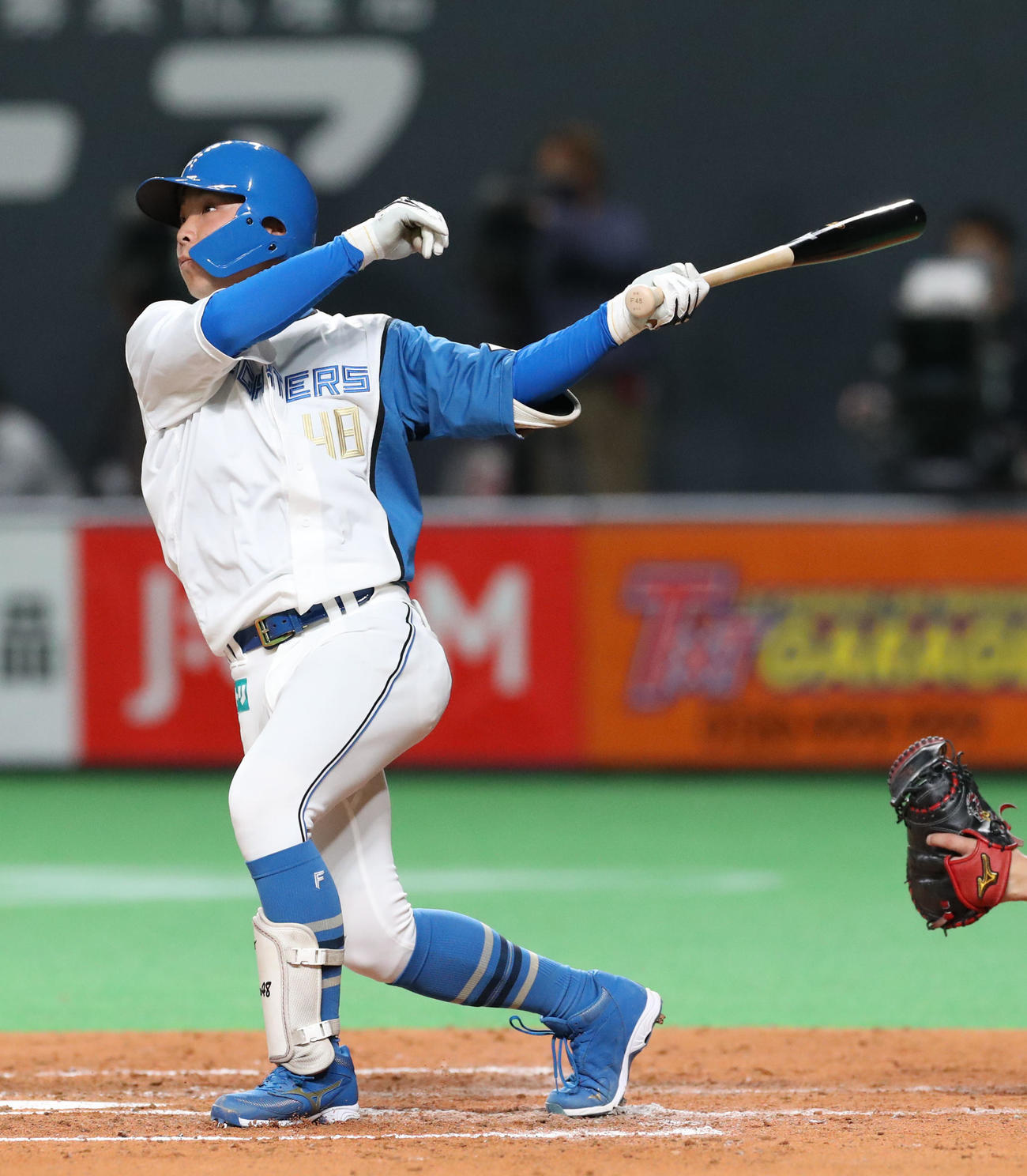 日本ハム対楽天　3回裏日本ハム1死一塁、上野はプロ初安打となる二塁打を放つ（撮影・佐藤翔太）