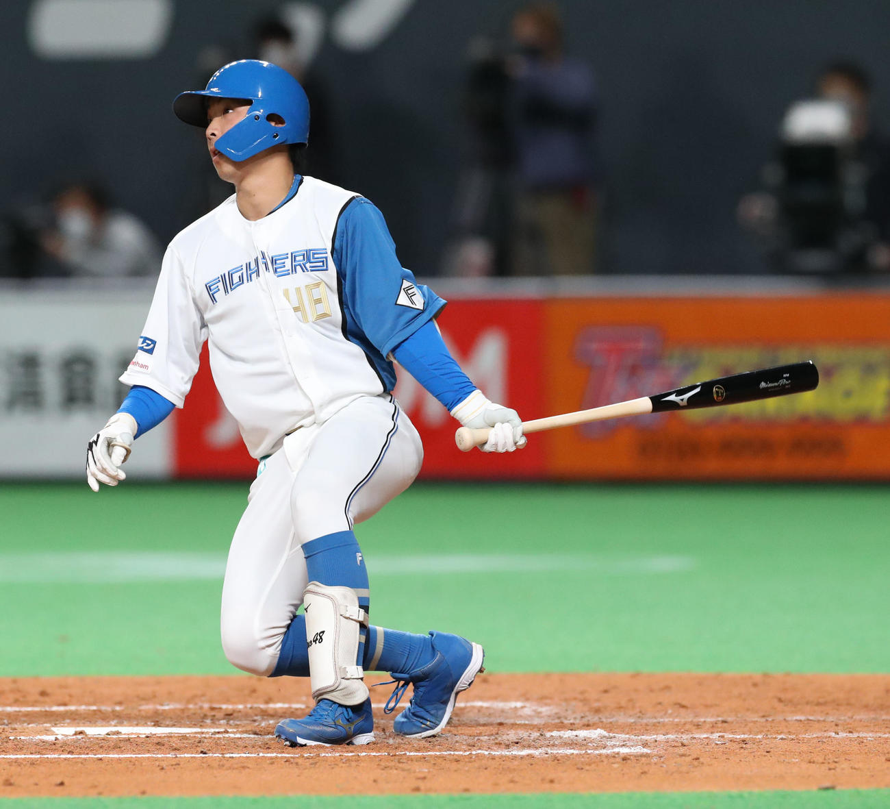 日本ハム対楽天　3回裏日本ハム1死一塁、上野はプロ初安打となる二塁打を放つ（撮影・佐藤翔太）