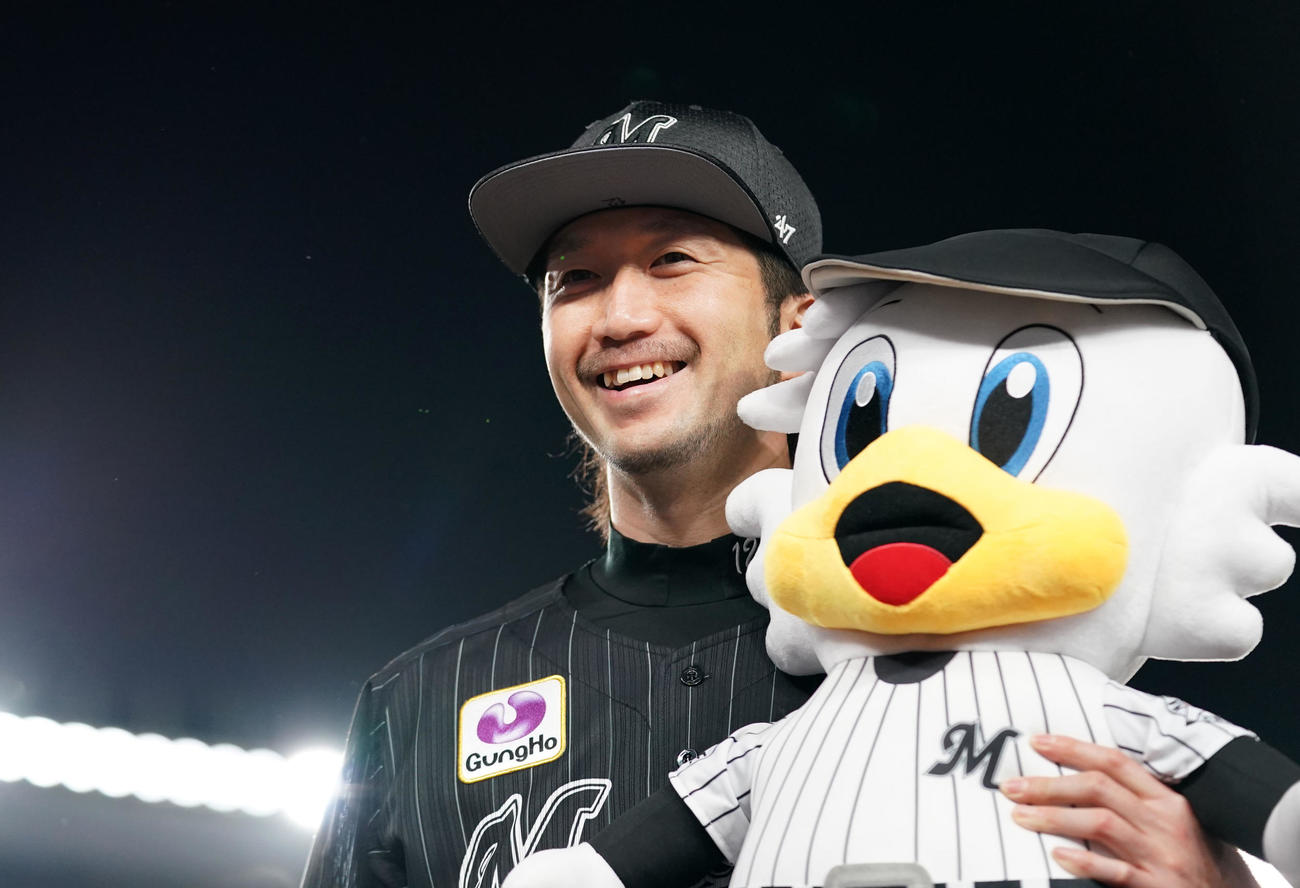 ロッテ対オリックス　勝ち投手となりぬいぐるみを手に笑顔を見せるロッテ石川（撮影・横山健太）