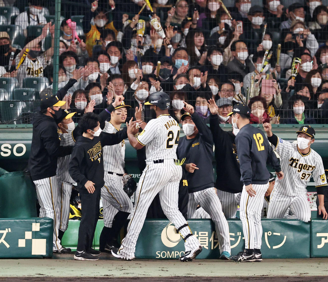 阪神対広島　6回裏阪神2死二塁、右越え同点適時二塁打を放ったロハスを迎える阪神ナイン（撮影・加藤哉）