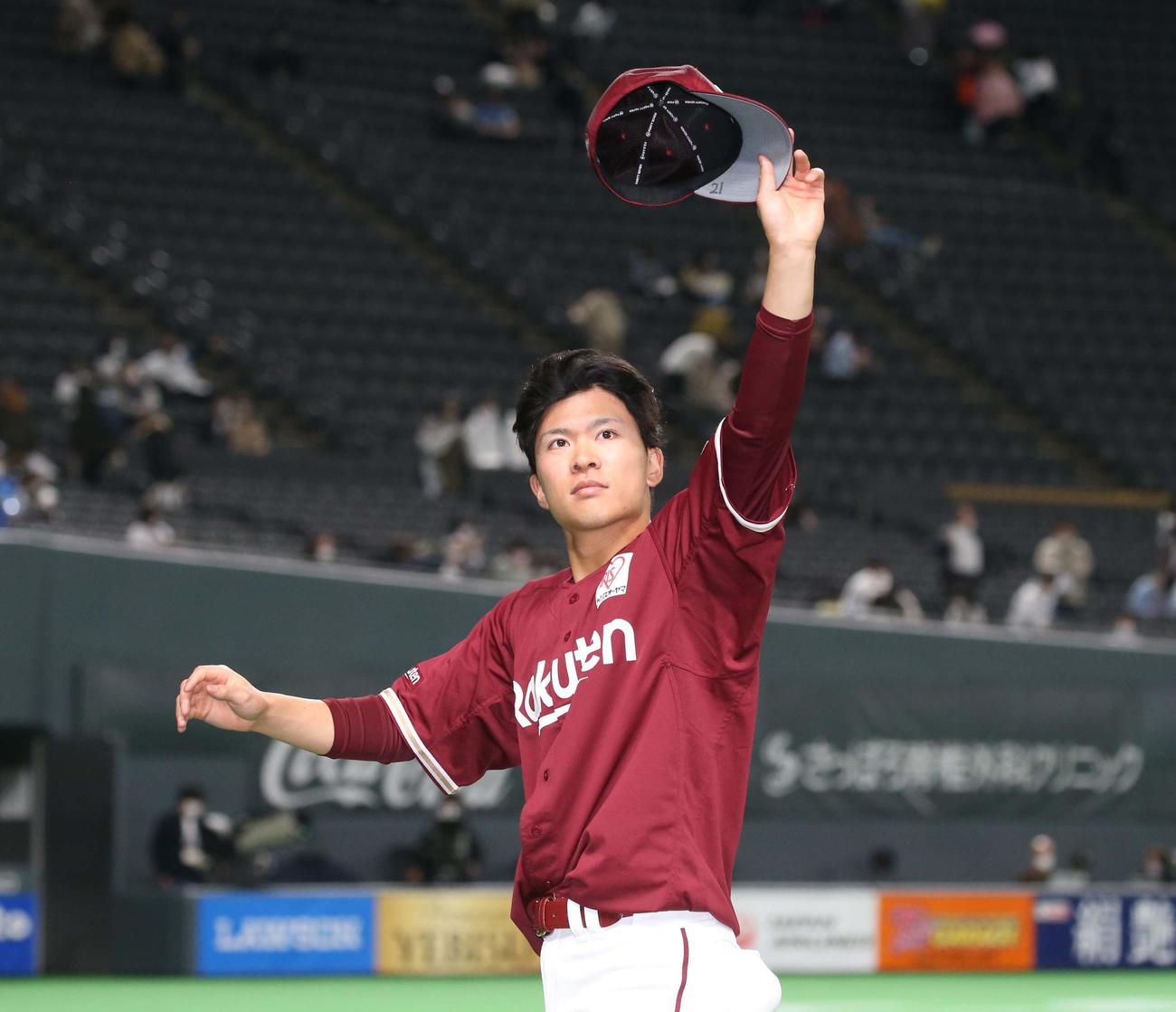 日本ハム対楽天　2勝目を挙げファンの声援に応える楽天早川（撮影・黒川智章）