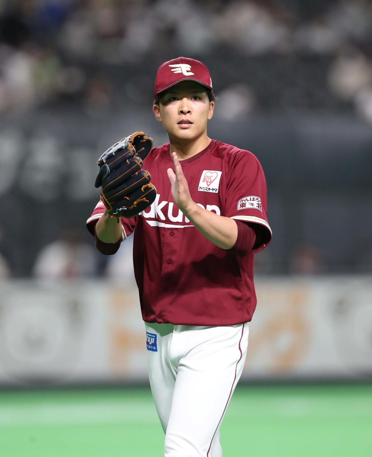 日本ハム対楽天　5回裏、無失点に抑えグラブをたたく早川（撮影・黒川智章）