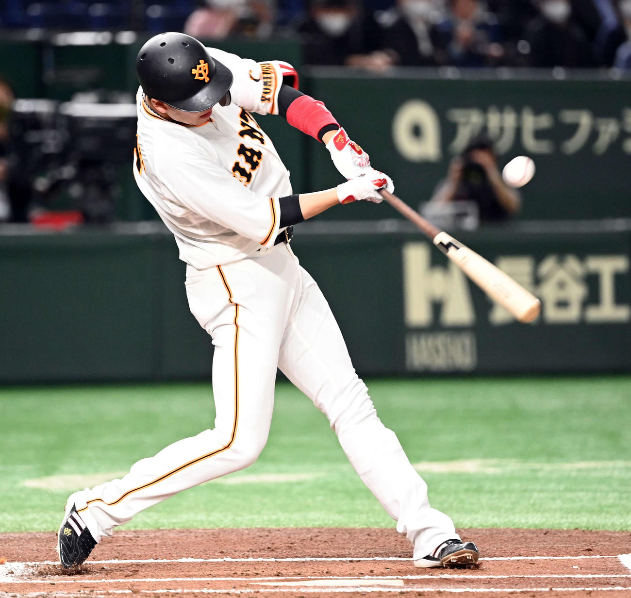 巨人対ヤクルト　1回裏巨人1死、右前に安打を放つ坂本（2022年4月8日撮影）