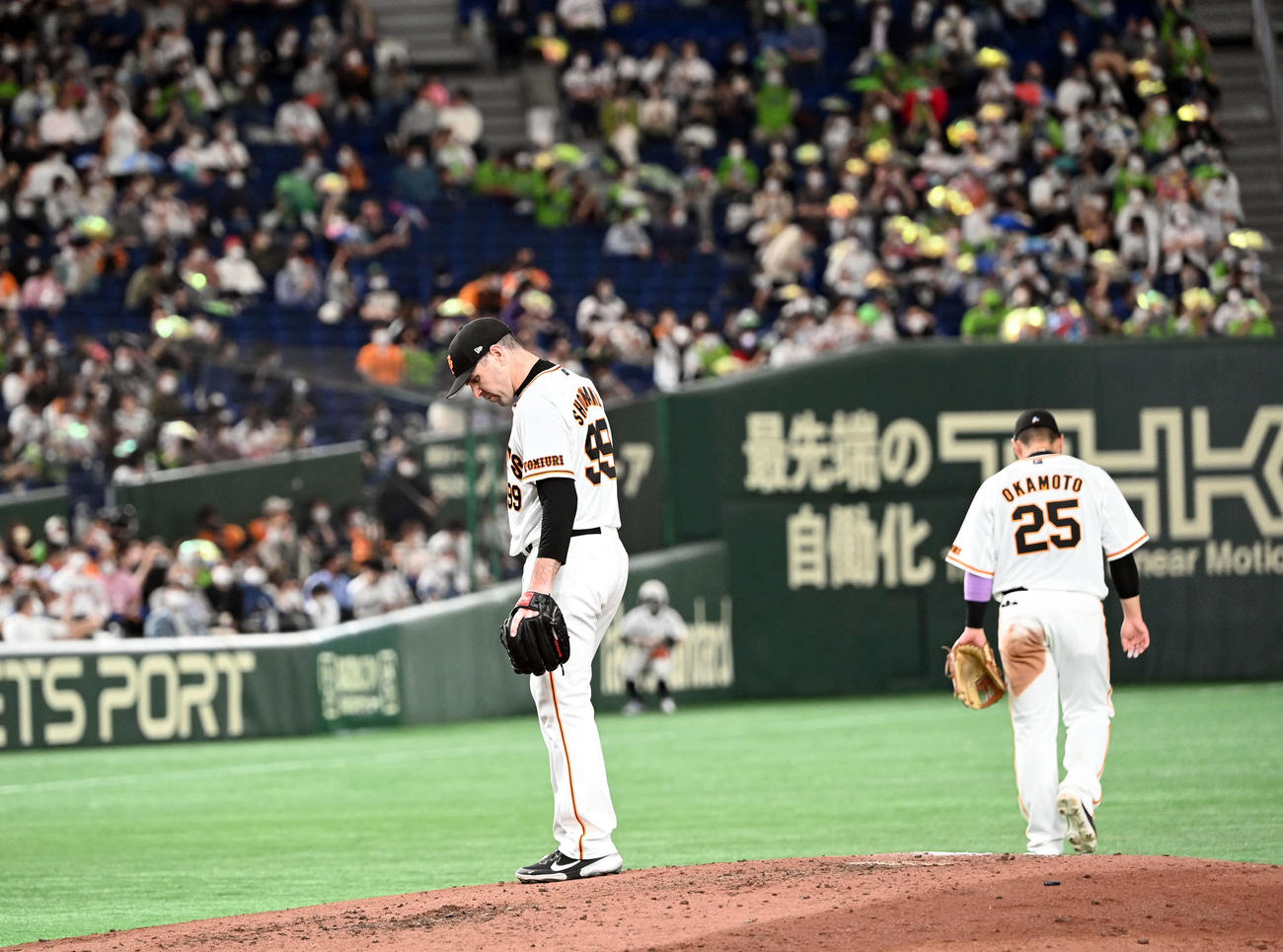 巨人対ヤクルト　6回表、ヤクルトに同点とされる巨人の先発シューメーカー（撮影・たえ見朱実）