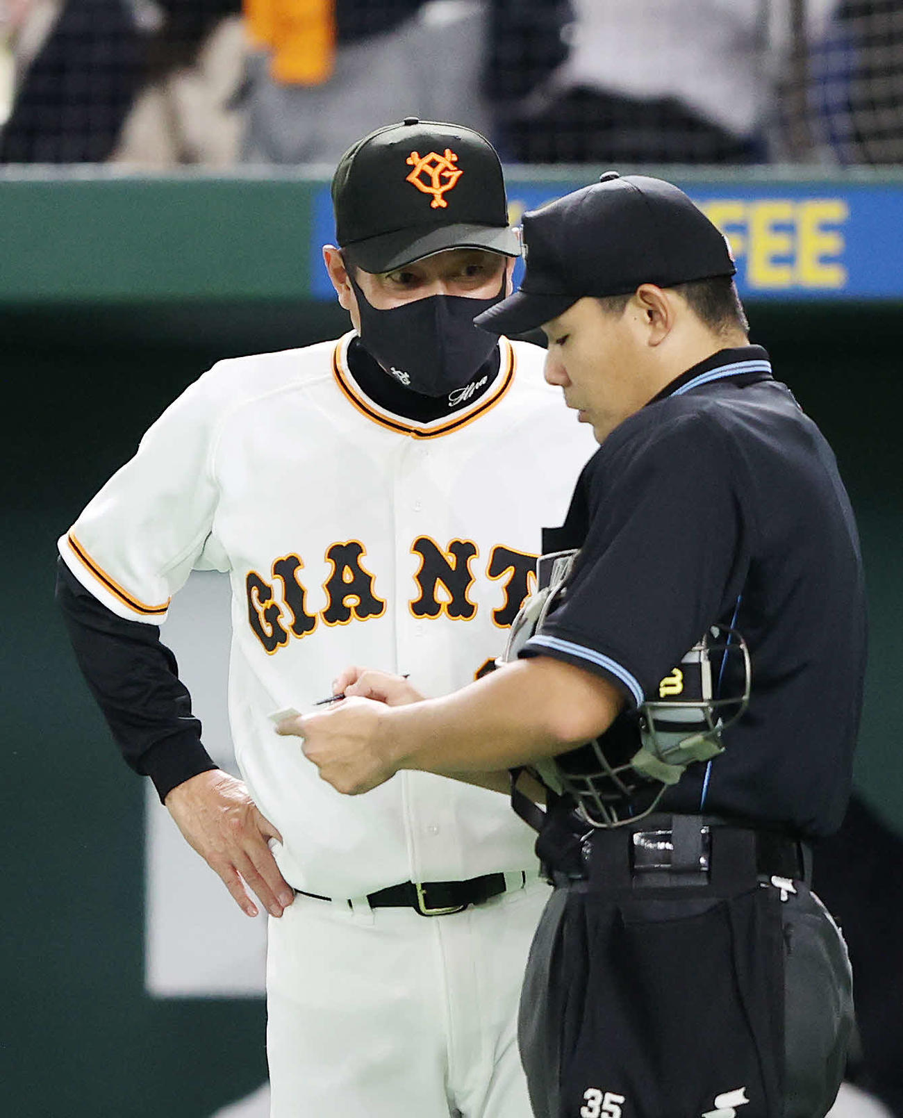 巨人対ヤクルト　8回表、投手交代を告げる巨人原監督（撮影・鈴木正人）