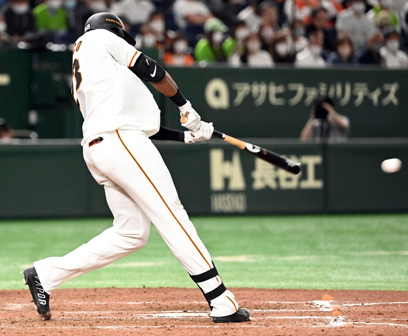 巨人対ヤクルト　8回裏巨人無死、右前に二塁打を放つポランコ（撮影・たえ見朱実）