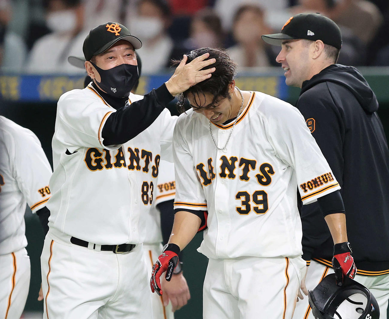 巨人対ヤクルト　サヨナラ本塁打を放った巨人立岡（右）を祝福する原監督（撮影・鈴木正人）
