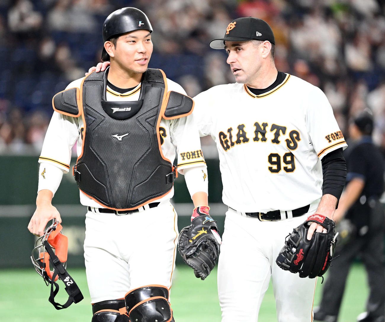 巨人対ヤクルト　1回表、ヤクルトに先制を許した巨人の先発シューメーカー。左は捕手大城（撮影・たえ見朱実）