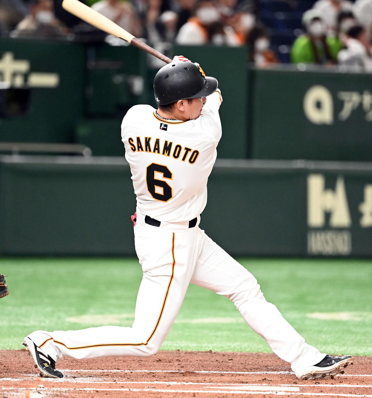 巨人対ヤクルト　1回裏巨人無死一塁、左二塁打を放つ坂本（撮影・たえ見朱実）