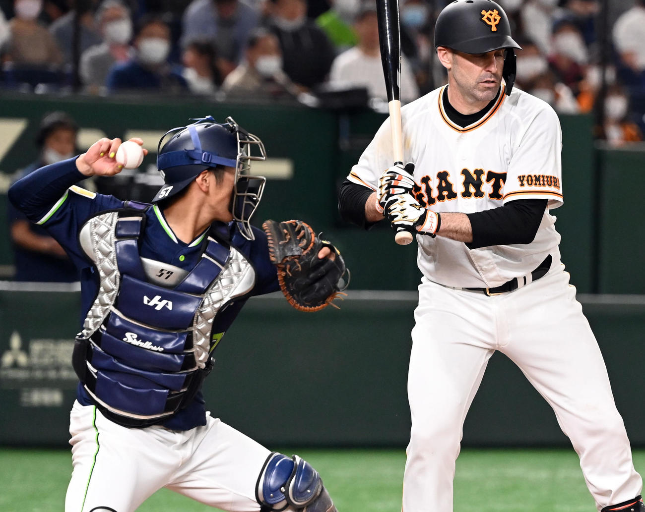 巨人対ヤクルト　2回裏巨人1死三塁、三走ウィーラーをけん制アウトにする捕手古賀。右は打者のシューメーカー（撮影・たえ見朱実）