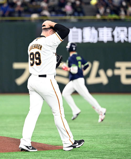 巨人対ヤクルト　1回表ヤクルト無死、塩見に初球を左スタンドに運ばれた、来日初先発の巨人シューメーカー（撮影・たえ見朱実）