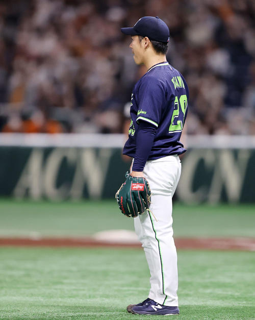 巨人対ヤクルト　4回裏巨人2死、大城卓三の中越えソロ本塁打の打球を見るヤクルト小川（撮影・鈴木正人）