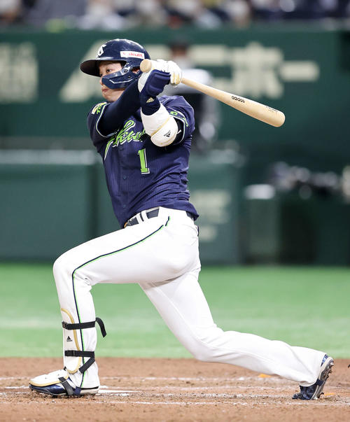 巨人対ヤクルト　6回表ヤクルト1死三塁、山田は左線適時二塁打を放つ（撮影・鈴木正人）