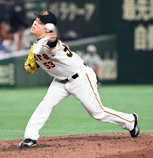巨人対ヤクルト　7回途中からマウンドに上がった巨人高梨（撮影・たえ見朱実）