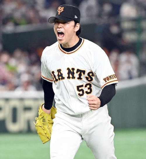 巨人対ヤクルト　7回途中からマウンドに上がった巨人高梨は、無失点に抑えほえる（撮影・たえ見朱実）