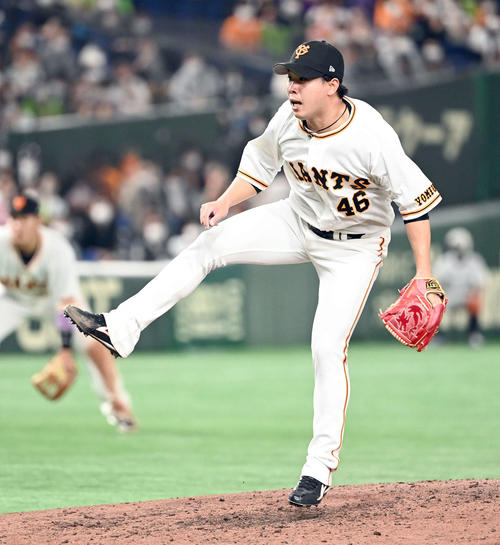 巨人対ヤクルト　8回からマウンドに上がった巨人鍬原（撮影・たえ見朱実）