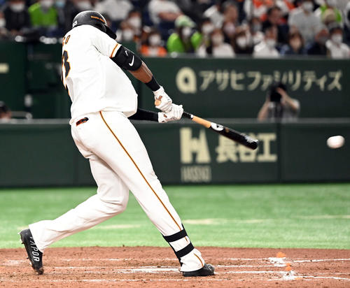 巨人対ヤクルト　8回裏巨人無死、右前に二塁打を放つポランコ（撮影・たえ見朱実）