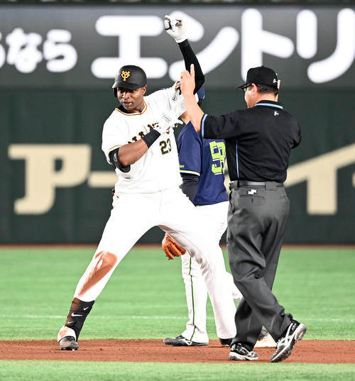 巨人対ヤクルト　8回裏巨人無死、右前に二塁打を放ちポーズを決めるポランコ（撮影・たえ見朱実）