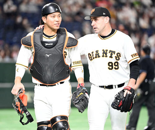 巨人対ヤクルト　1回表、ヤクルトに先制を許した巨人の先発シューメーカー。左は捕手大城（撮影・たえ見朱実）