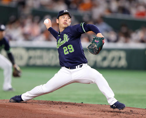 巨人対ヤクルト　力投するヤクルト先発の小川（撮影・鈴木正人）