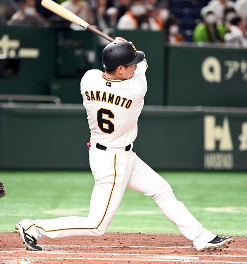 巨人対ヤクルト　1回裏巨人無死一塁、左二塁打を放つ坂本（撮影・たえ見朱実）