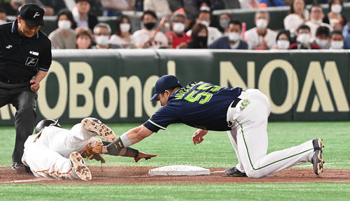 巨人対ヤクルト　2回裏巨人1死三塁、捕手古賀の好送球でアウトになる三走ウィーラー（撮影・たえ見朱実）