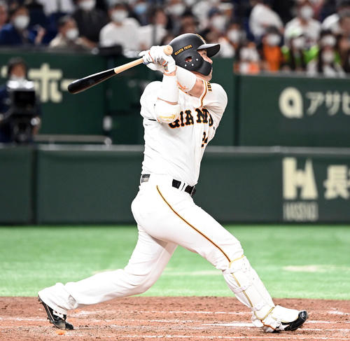 巨人対ヤクルト　4回裏巨人2死、右中間に勝ち越しのソロ本塁打を放つ大城（撮影・たえ見朱実）