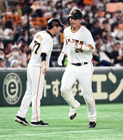 巨人対ヤクルト　4回裏巨人2死、右中間に勝ち越しのソロ本塁打を放った大城（撮影・たえ見朱実）