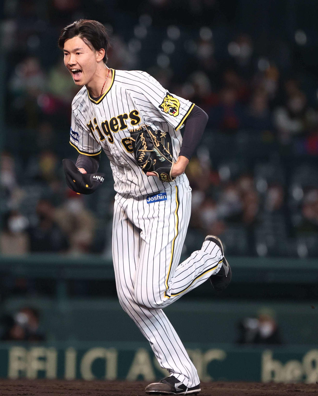 阪神対広島　11回表を無失点に抑え雄たけびをあげる湯浅（撮影・上田博志）