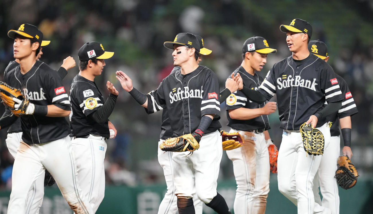 西武に勝利し、喜ぶソフトバンクの選手たち（撮影・菅敏）