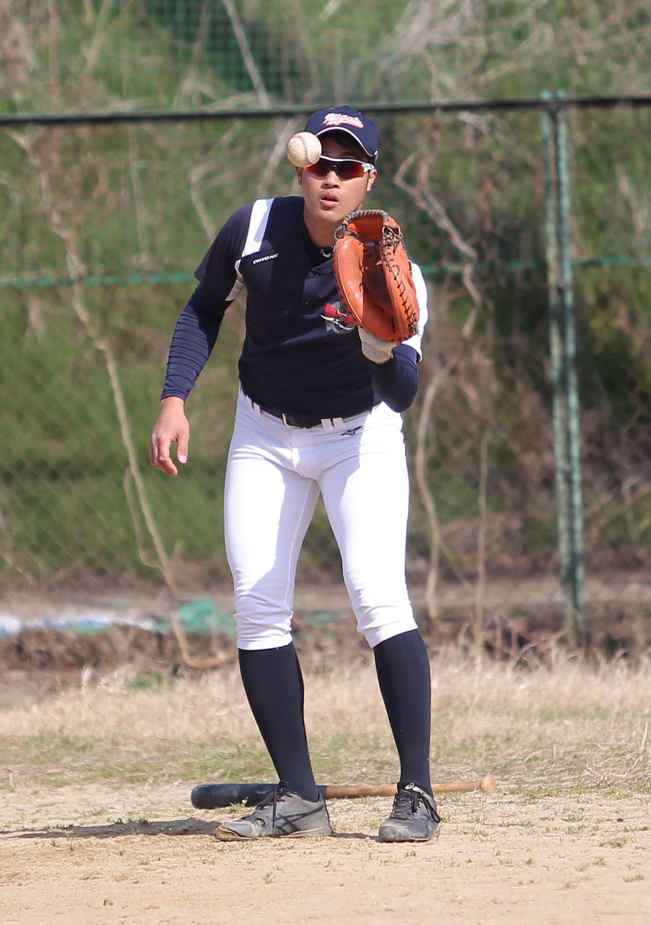 キャッチボールする新潟大・岩渕主将