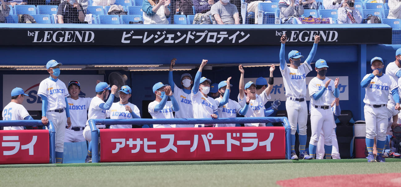 東大対慶大　1回表東大1死一、三塁、別府洸太朗の一ゴロ併殺崩れの間に3点目を奪い盛り上がる東大ベンチ（撮影・野上伸悟）