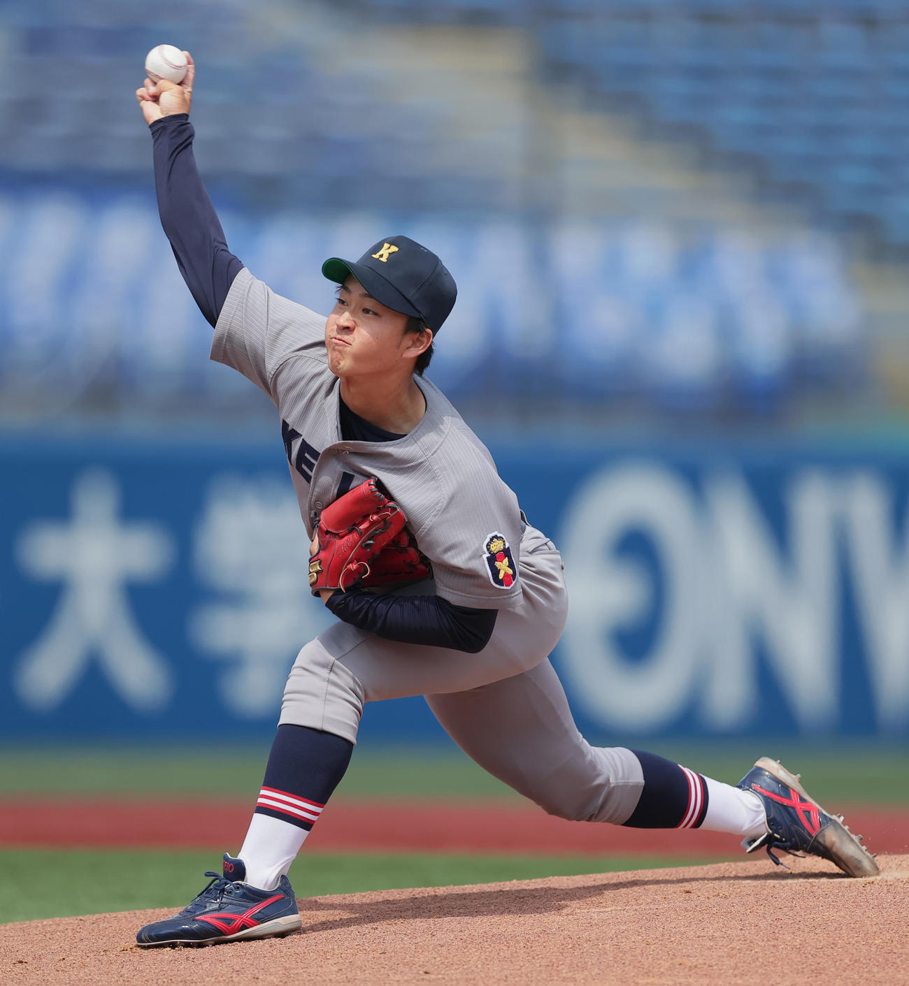 東大対慶大　力投する慶大先発の橋本達（撮影・野上伸悟）