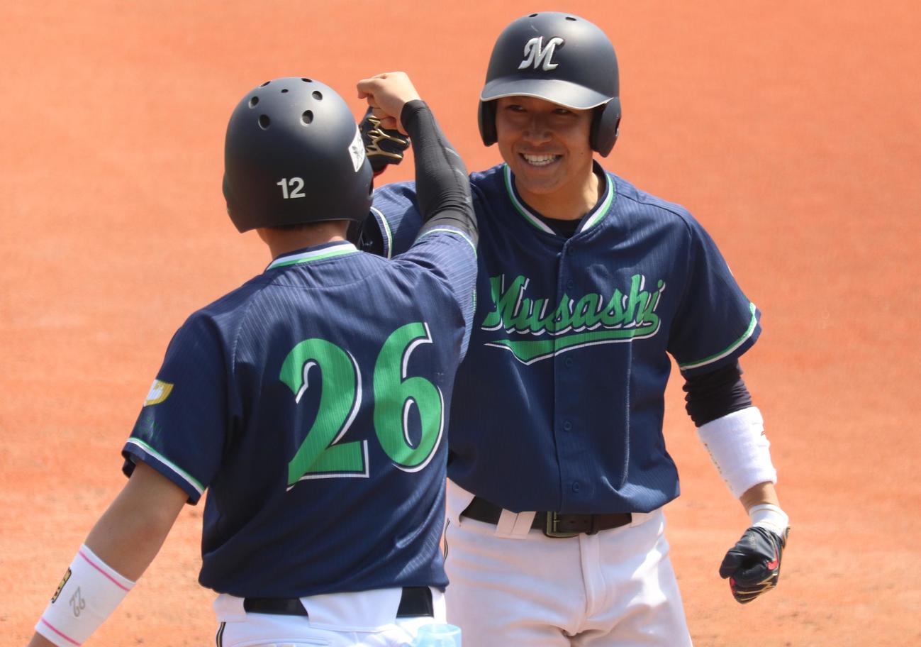 武蔵大対筑波大　2点適時打を放った大河原直樹内野手（右）（撮影・阿部泰斉）