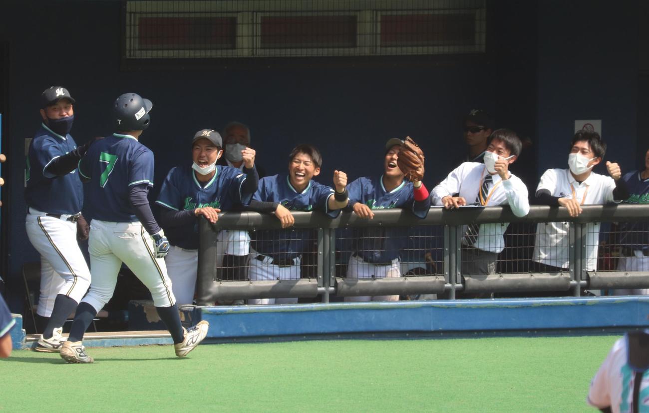 武蔵大対筑波大　大河原直樹内野手の適時打に笑顔の武蔵大ナイン（撮影・阿部泰斉）