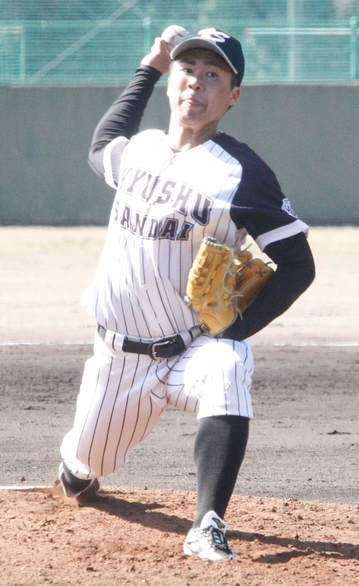 九工大対九産大　開幕戦勝利を挙げた九産大の楠本宏武投手（撮影・菊川光一）