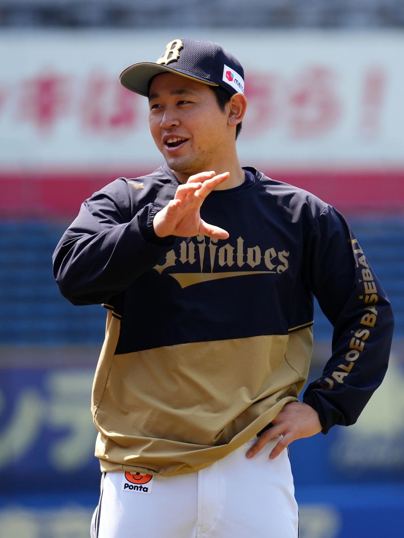 ロッテ対オリックス　談笑するオリックス宮城（撮影・横山健太）