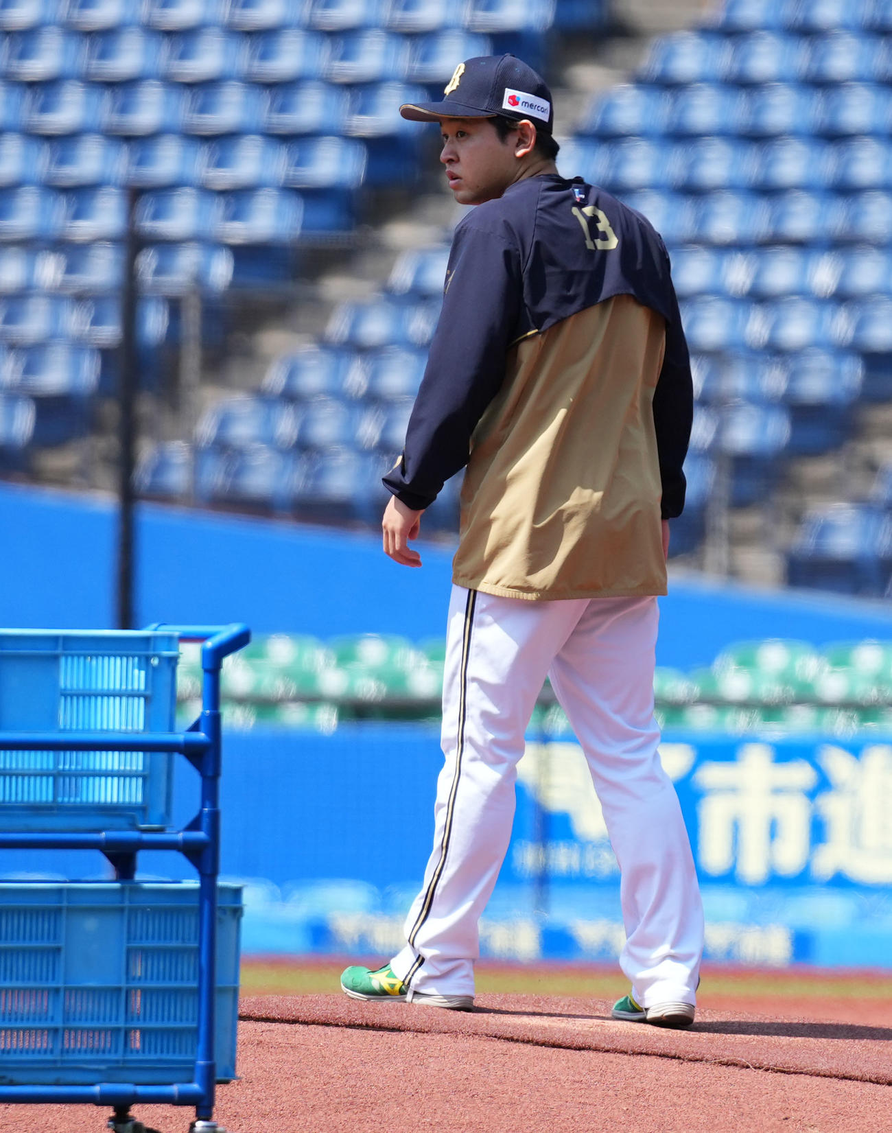 ロッテ対オリックス　マウンドの感覚を確かめるオリックス宮城（撮影・横山健太）