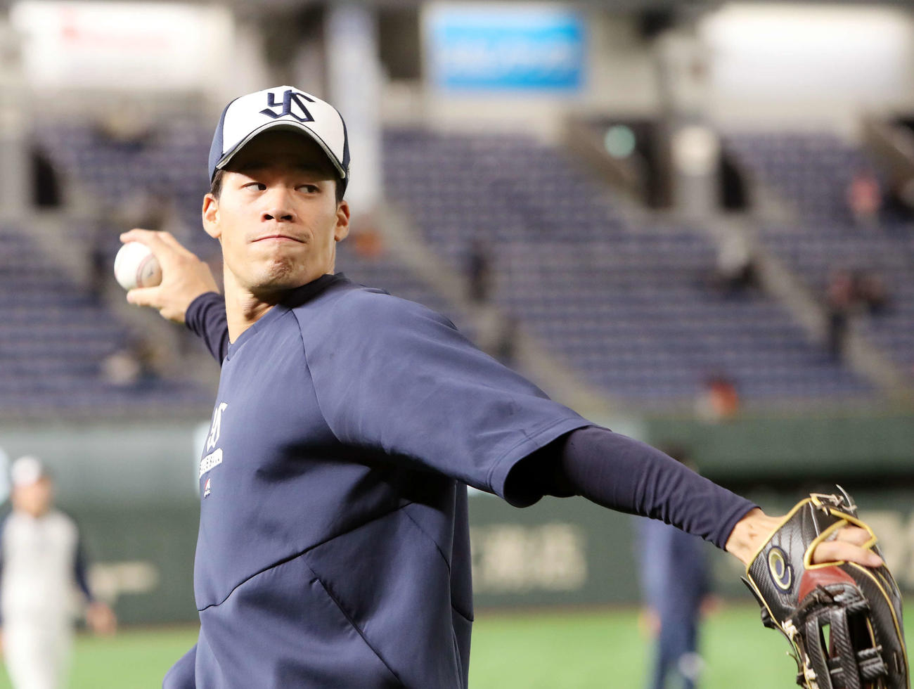 巨人戦の試合前、キャッチボールするヤクルト塩見泰隆（撮影・鈴木正人）