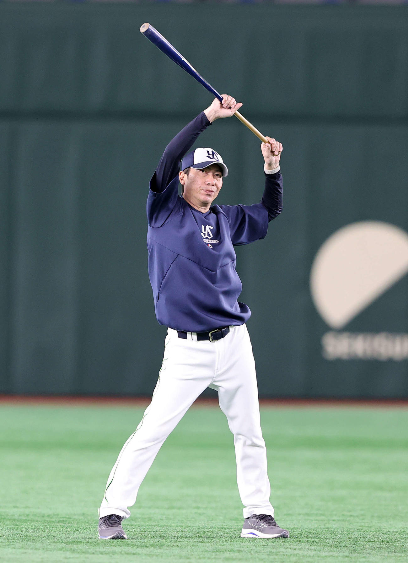 巨人戦の試合前、練習を見つめるヤクルト高津監督（撮影・鈴木正人）