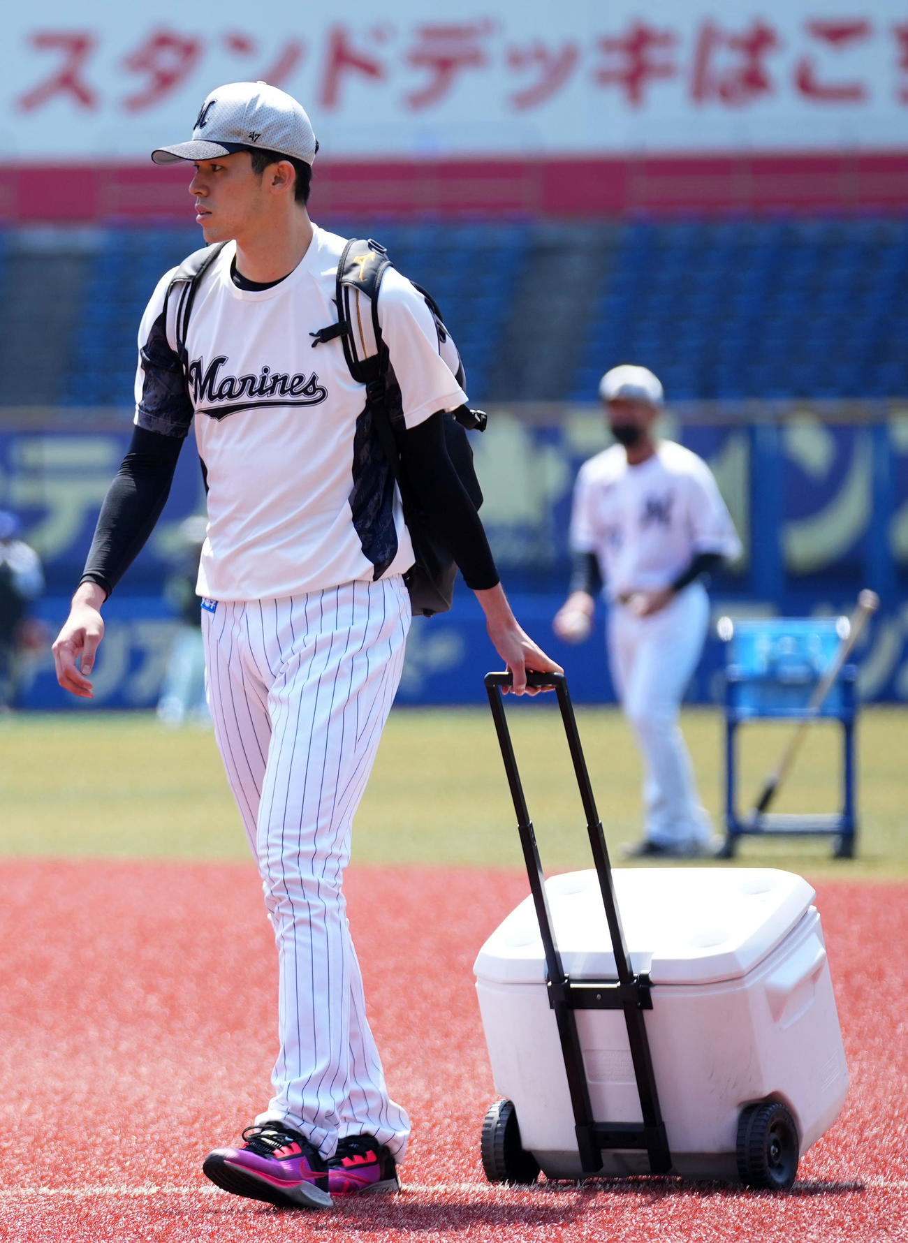 ロッテ対オリックス　練習を終え引き揚げるロッテ佐々木朗（撮影・横山健太）
