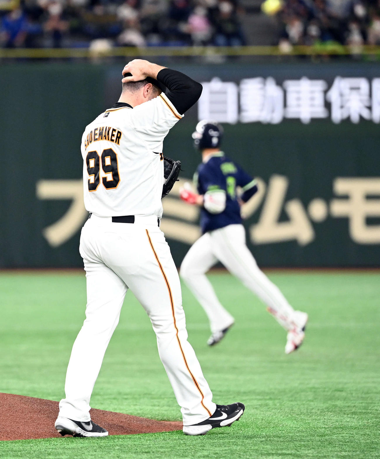 巨人対ヤクルト　1回表ヤクルト無死、塩見に初球を左中間スタンドに運ばれた、来日初先発の巨人シューメーカー（撮影・たえ見朱実）