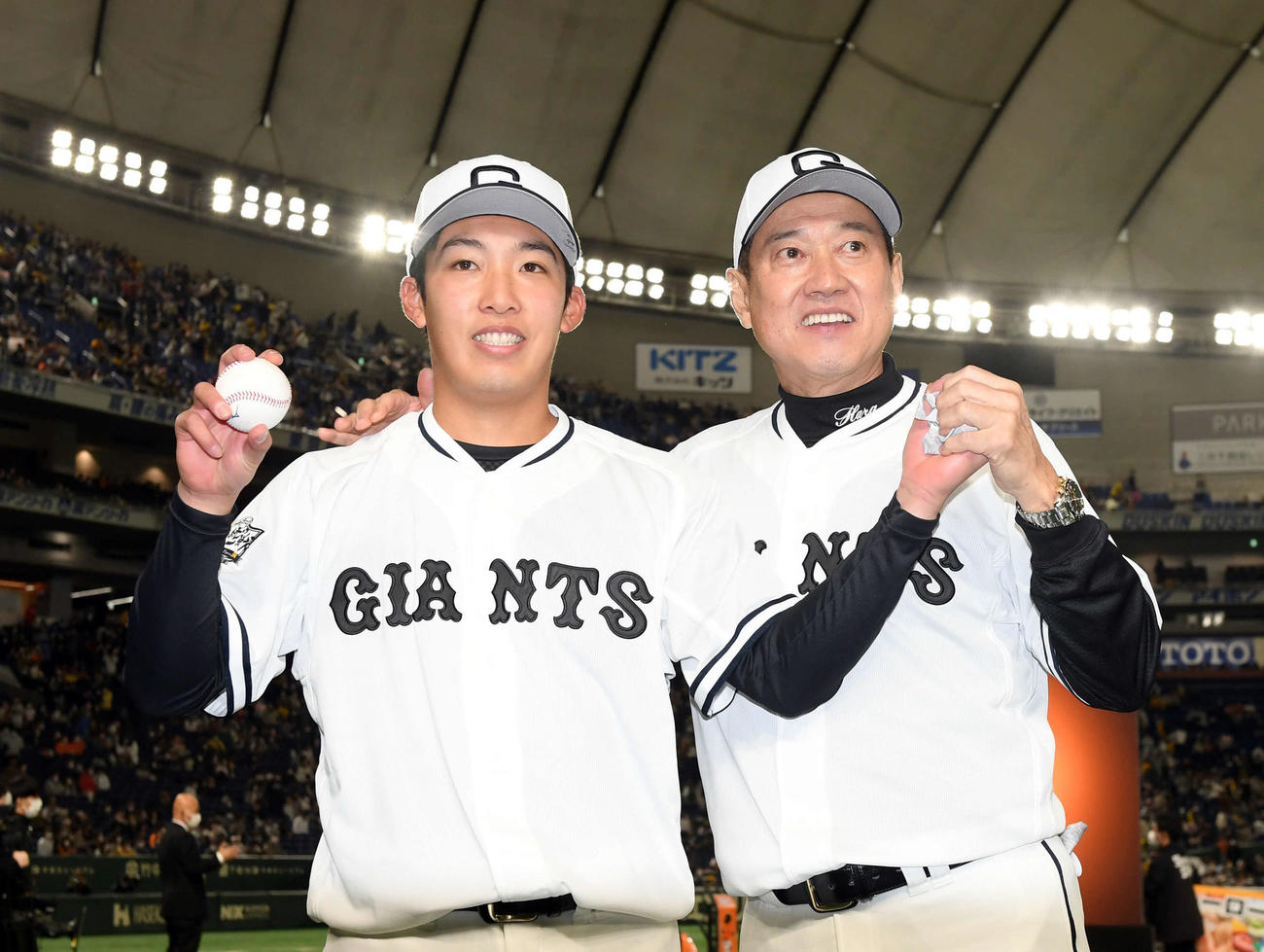 プロ初勝利を飾った巨人赤星（左）は原監督と記念撮影（2022年4月3日撮影）
