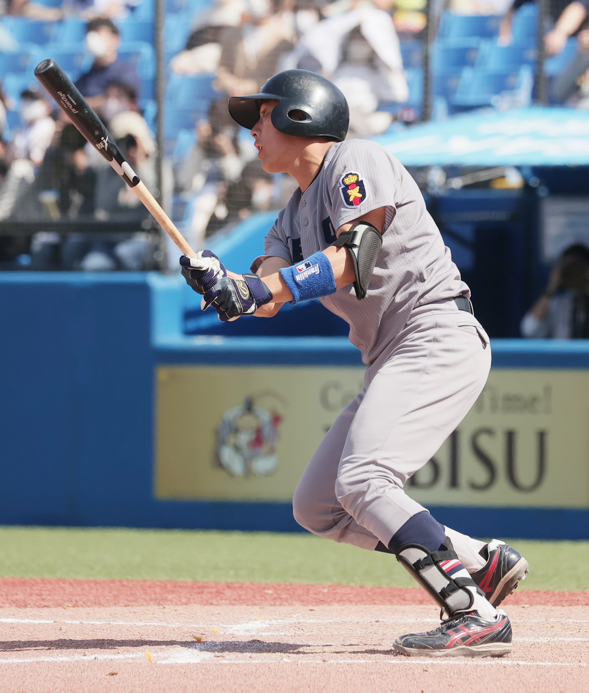 東大対慶大　8回裏慶大無死一、三塁、左越え3点本塁打を放つ宮崎（撮影・野上伸悟）