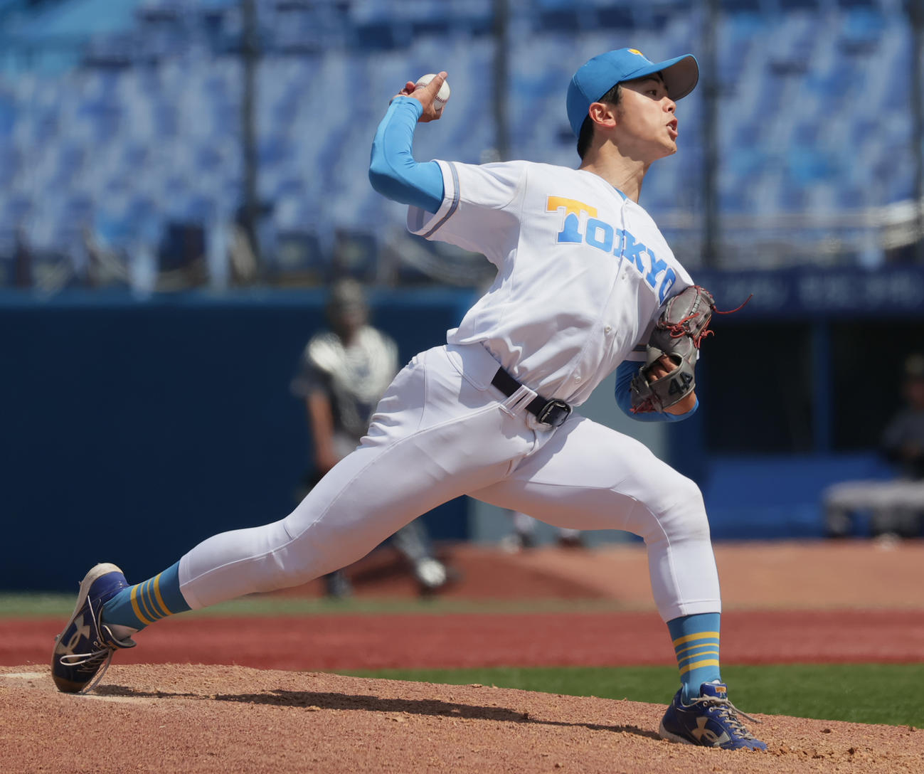 東大対慶大　力投する東大先発の井沢（撮影・野上伸悟）