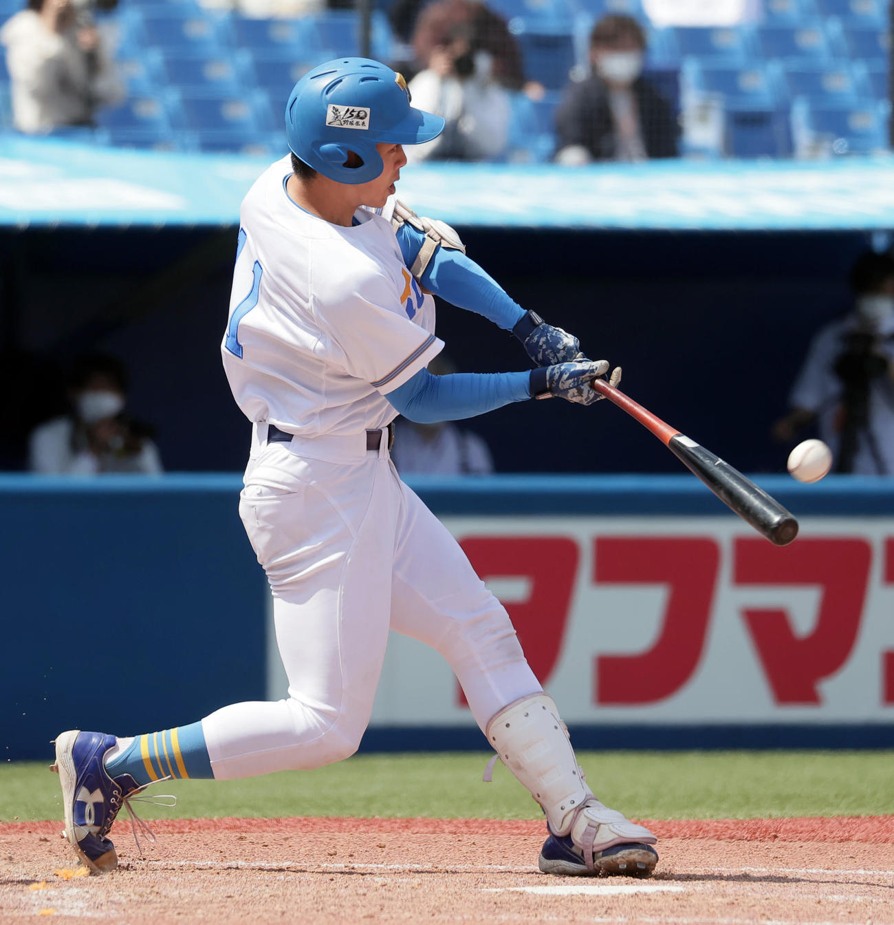 東大対慶大　4回表東大2死、左越え本塁打を放つ井沢（撮影・野上伸悟）