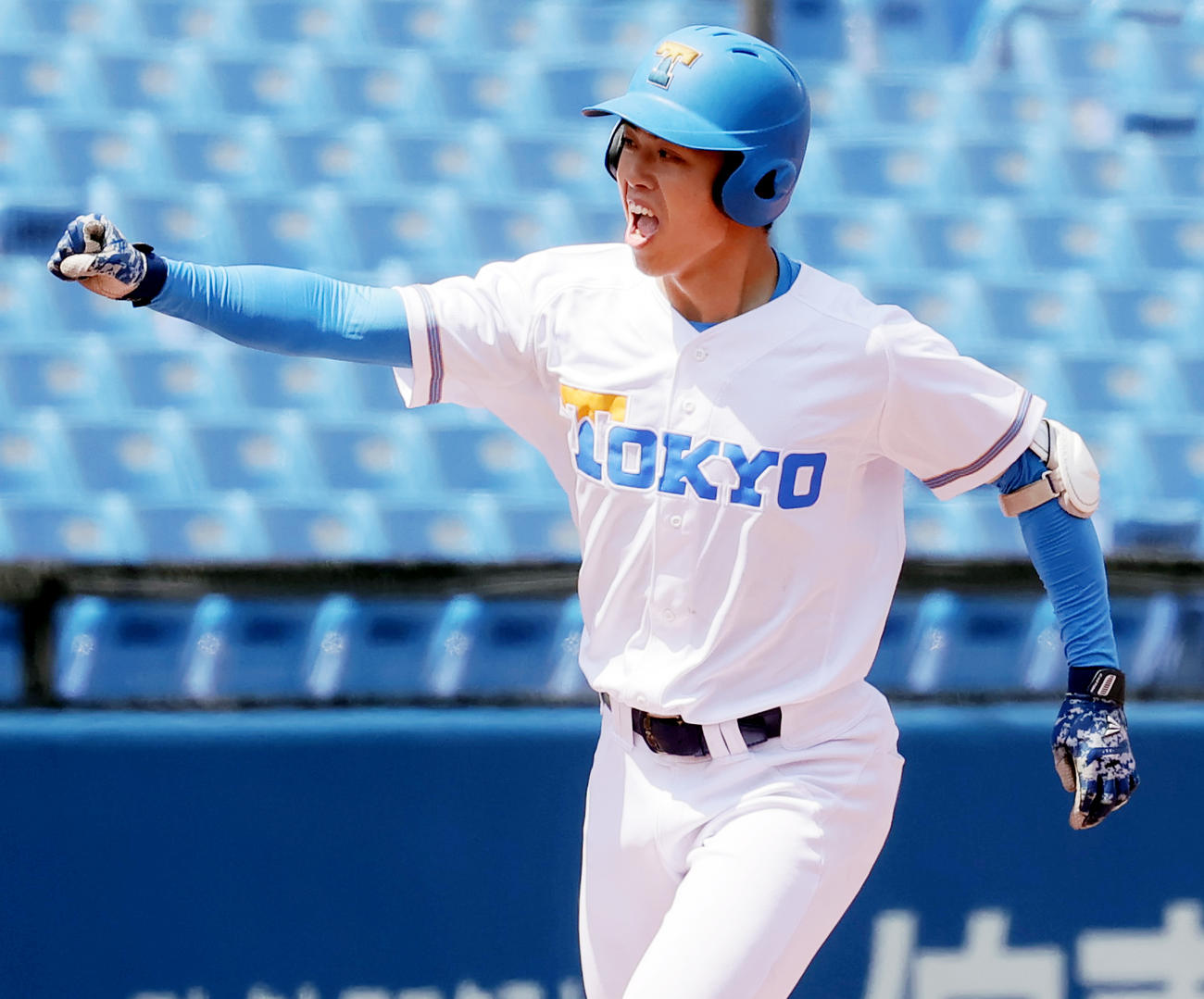 東大対慶大　4回表東大2死、左越え本塁打を放ちガッツポーズで喜ぶ井沢（撮影・野上伸悟）