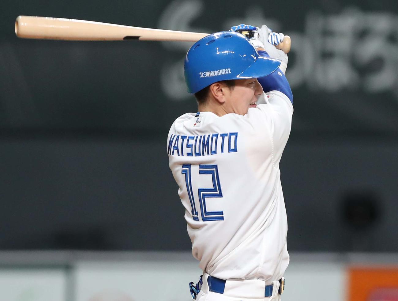 日本ハム対楽天　1回裏日本ハム1死一、三塁、左前適時打を放つ松本剛（撮影・黒川智章）